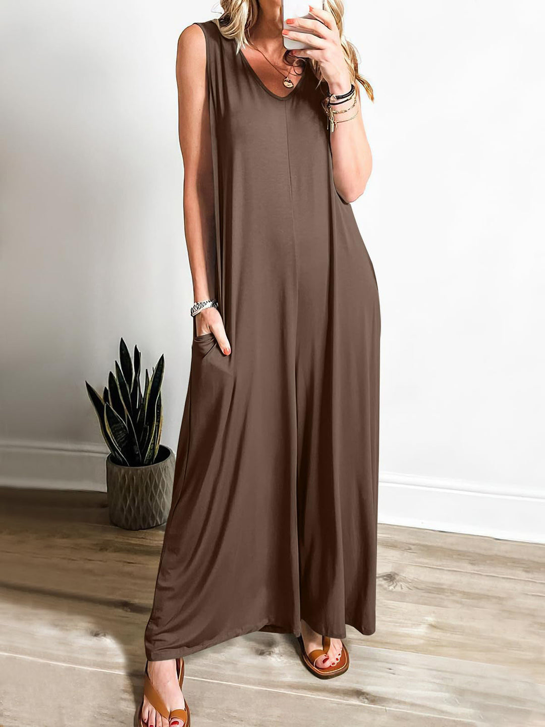 Evy - Comfortable jumpsuit with V-neck and wide legs